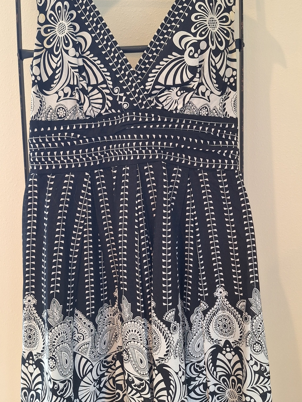 Dress Barn Black & White Patterned V-Neck Knee Length Dress
